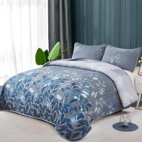 Nostalgic Quilted coverlet and pillowcovers set: Classic and Timeless - Queen size thumbnail