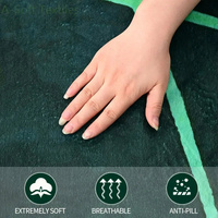 NNEOBA Green Leaf-Shaped Flannel Blanket thumbnail
