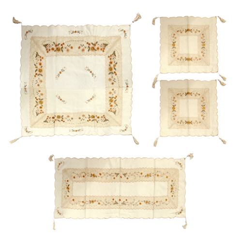 Set of 4 Embroidered Daisy Table Decorative Set - Main Image