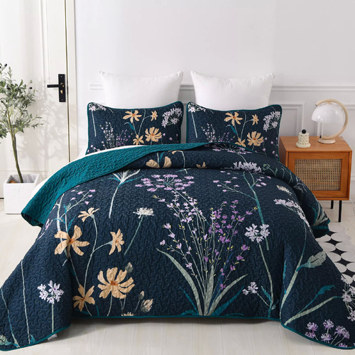 Abstract Quilted coverlet and pillowcovers set: Unique and Artistic - Queen size - Main Image