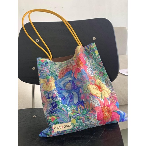 Chic 33x31cm Canvas Tote Bag with Vibrant Floral Design - Casual Shoulder Bag for Everyday Style - Main Image