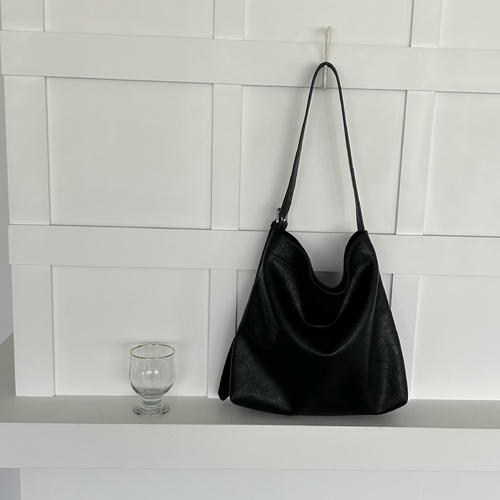 Black Fashionable Minimalist Bucket Tote Bag - Versatile & Spacious for Daily Commutes - Main Image
